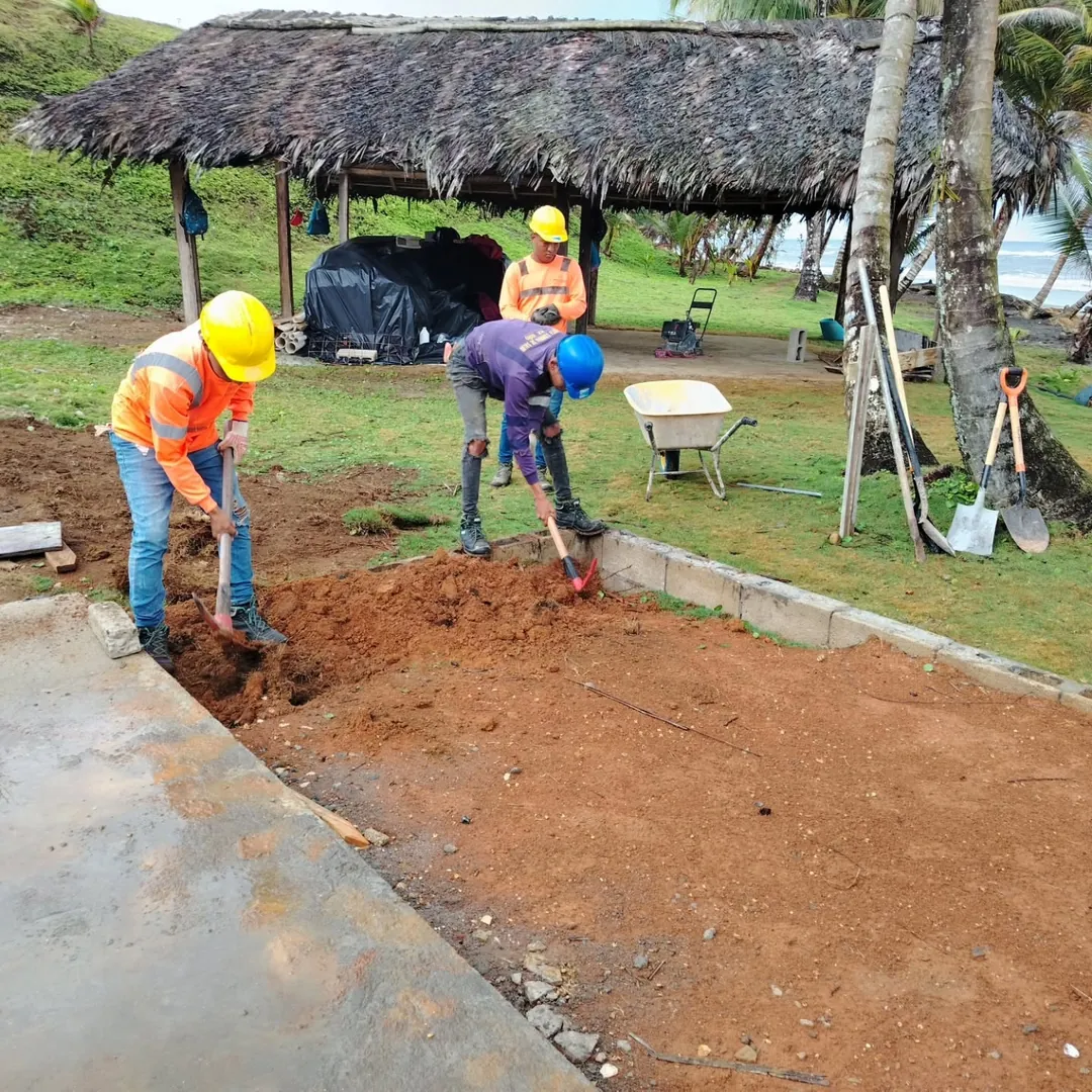 Cuadrilla de Alquicon trabajando en obra bajo un rancho