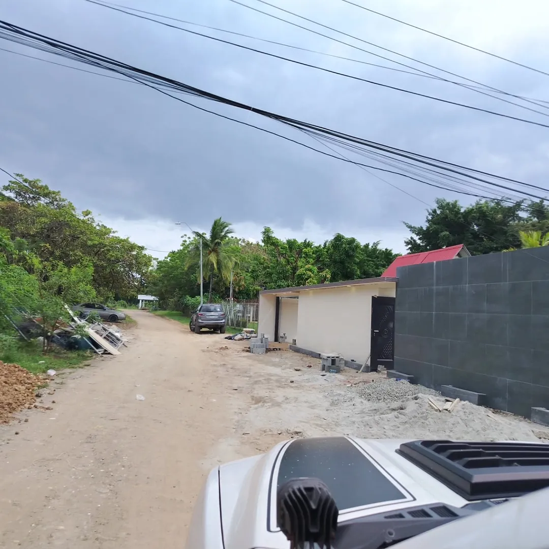 Villa 36 en plena obra civil, vista desde la calle de acceso