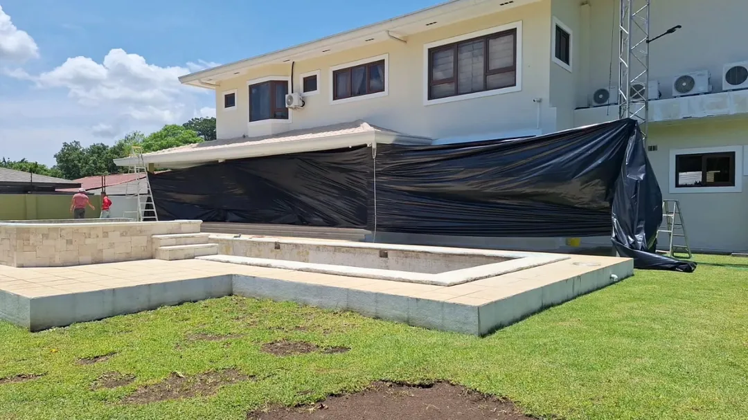 Área de piscina antes de la remodelación, con el patio en tierra