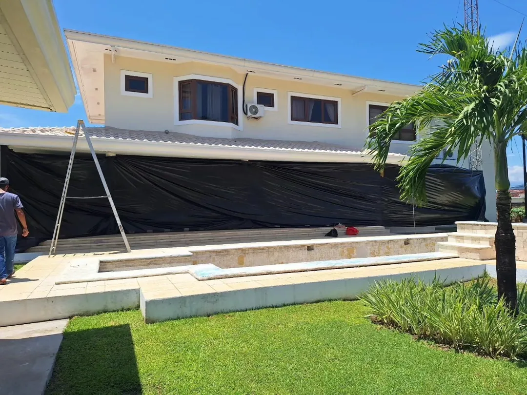 La misma área después de la remodelación, con borde nuevo, grama y palmera