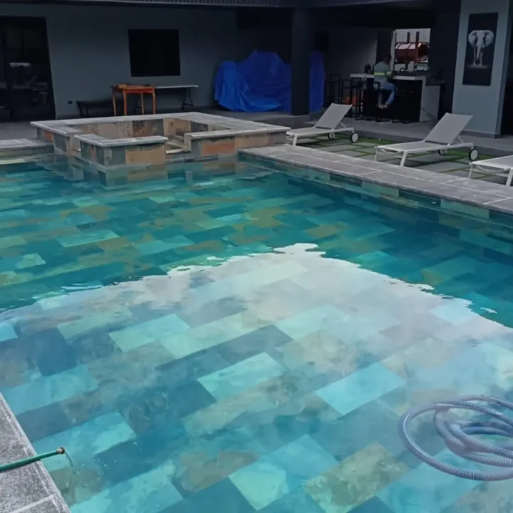 Piscina con área social, bar y camastros en Colón
