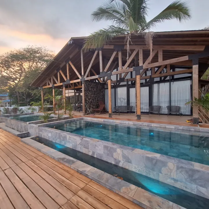 Piscina con pérgola de madera y deck en Playa Venao