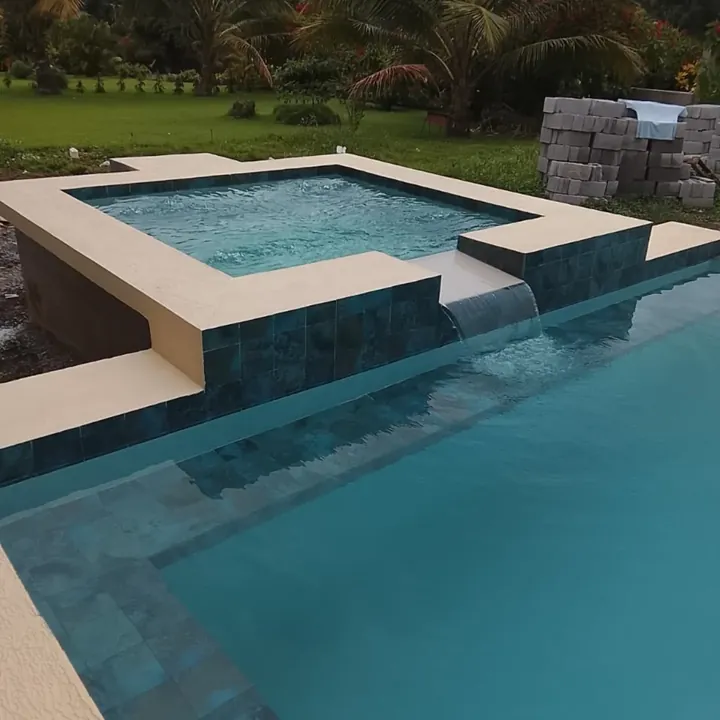 Piscina de borde infinito con jacuzzi integrado en David, Chiriquí