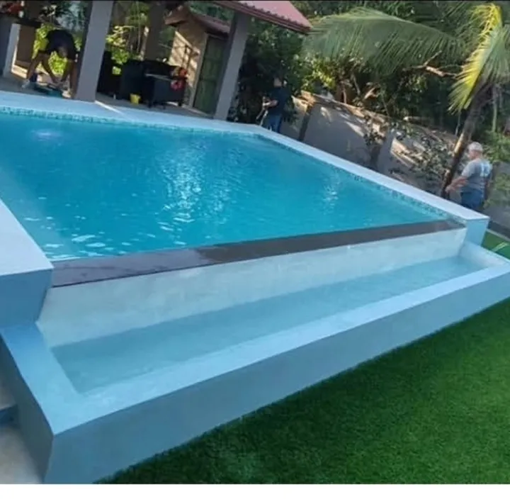 Piscina elevada con desborde y panel de vidrio