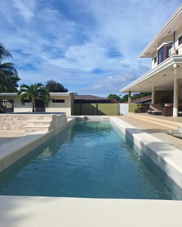 Piscina terminada con vista abierta al paisaje