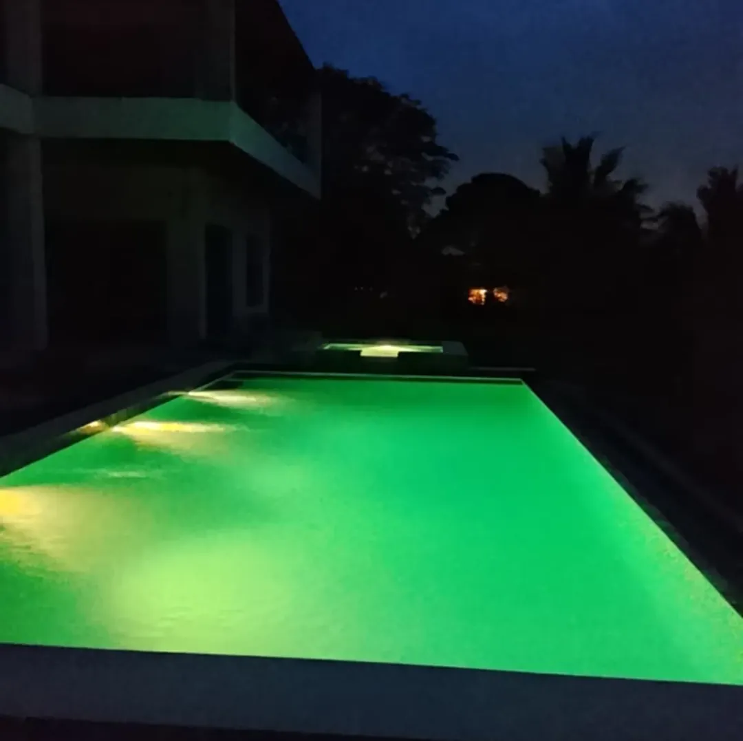 Piscina con luces LED de color controladas desde el celular