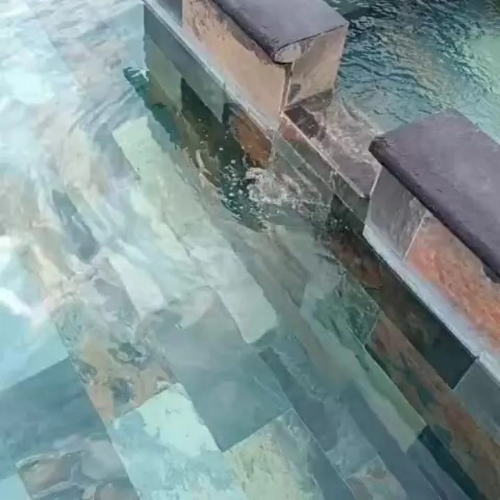 Detalle de acabado en piedra tipo Bali Gres en borde de piscina