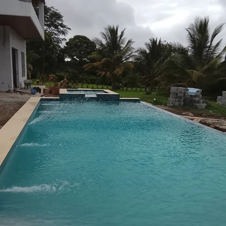 Piscina nueva con fuentes de agua recién construida