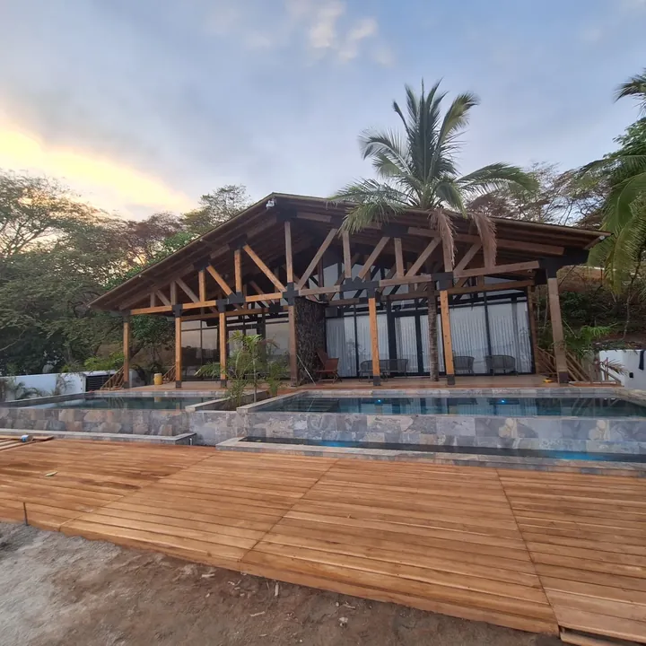 Deck de madera y pérgola junto a piscina en Playa Venao