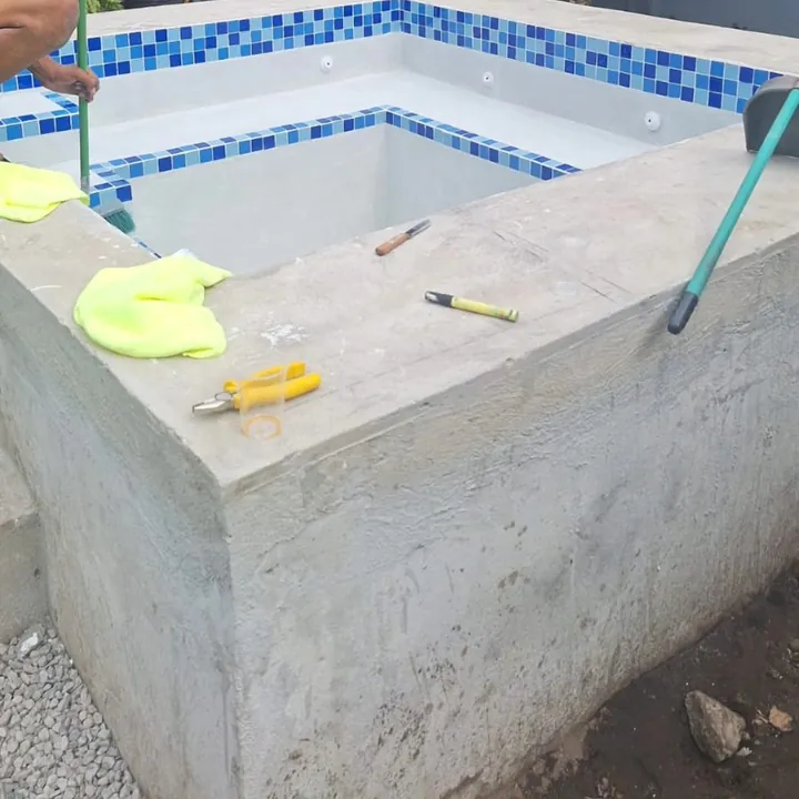 Jacuzzi con acabado en mosaico durante trabajos de mantenimiento