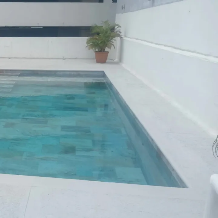 Piscina remodelada con deck nuevo y jardín terminado