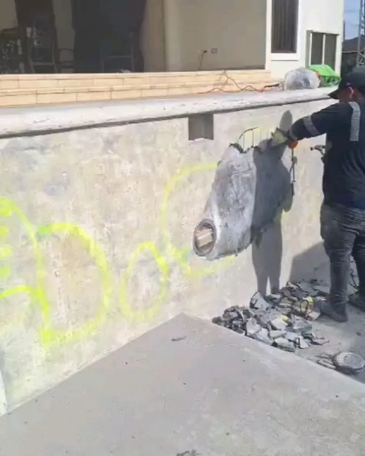 Técnico reparando el muro de una piscina antes de revestir